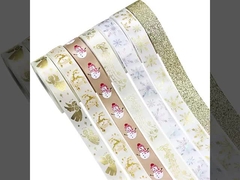 Des rubans dorés de Noël, des couronnes de Noël, des sapins de Noël, des arcs, des décorations, des emballages cadeaux,