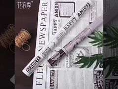 Un journal anglais rétro, du papier kraft, du papier d'emballage pour les bouquets de la Saint-Valentin, des emballages de fleurs de roses