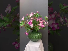 Des fleurs artificielles, du bégonia, de l'hortensia, des fleurs artificielles de luxe légères, une table basse intérieure,