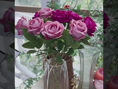 Une rose de velours simulée, une fleur fausse, une décoration de mariage, la Saint-Valentin, un bouquet artificiel.