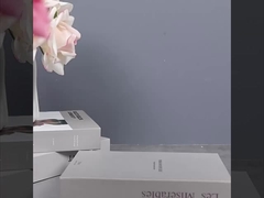 Une fleur de simulation haut de gamme avec un bouquet de roses hydratant et hydratant, avec un bord bouclé à 5 têtes,