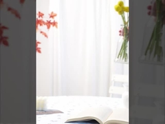 Des fleurs simulées avec une sensation haut de gamme et réaliste, emballées avec des boules d'or, des décorations douces de l'hôtel