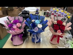 Le jour d'Alentine, un bouquet de roses conservées et des fleurs bleu glacé pour votre petite amie et votre meilleur ami