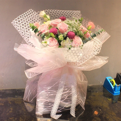 Un bon prix. Fleuriste imperméable net imprimé Paper d'Opp emballage de bouquet de 58cm x de 58cm en ligne