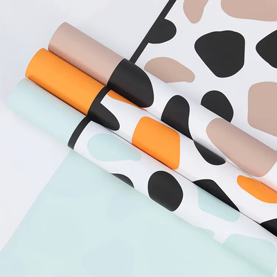 Un bon prix. Papier d'emballage à base de fleurs de girafe en plastique imperméable à l'eau, en gravure, en imprimante en cire, papier spécialisé en ligne