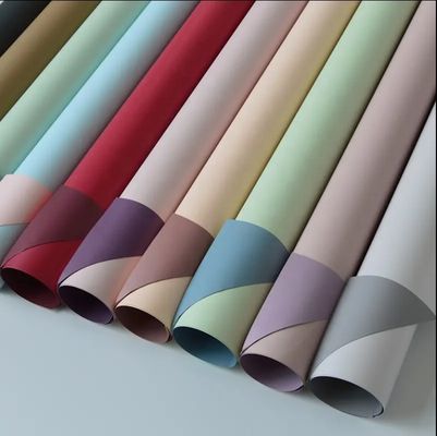 Un bon prix. Boîte cadeau pour fleurs fraîches en ligne