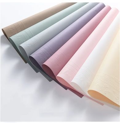 Un bon prix. Papier d'emballage de fleurs de roses imprimé en 3D coloré pour les fleurs fraîches en ligne