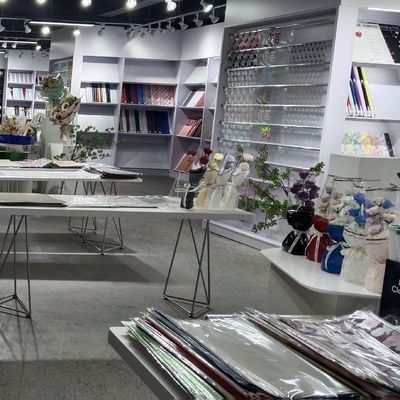 acheter Le papier rose PE imperméable à l'eau enveloppé de fleurs 2025 style directement de gros fabrication en ligne