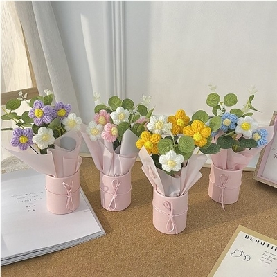Un bon prix. Cadeau de la Fête de la Femme Jour de la Déesse Fleur en peluche Embrassage portable Seau de fleur Bouquet tissé à la main en couleurs multiples en ligne