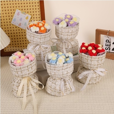 Un bon prix. Bouquet en laine tricotée de petit style 8 fleurs puff Bouquet tissé à la main Cadeau d'anniversaire créatif Couleur multiple 10*10*15cm en ligne