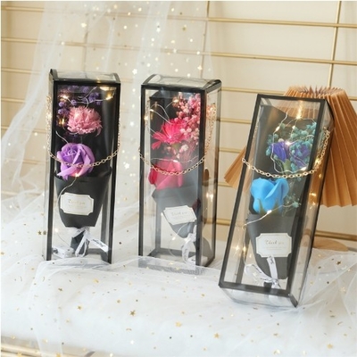 Un bon prix. Chaîne d'or et poupées légères pour la fête des mères Bouquet de poupées cadeaux en ligne