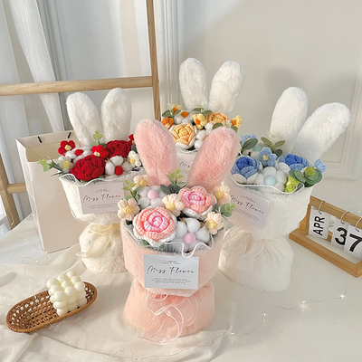Un bon prix. Bouquet d'oreilles de lapin en peluche, petit parfum, style Qixi, saison de la remise des diplômes, avec une main légère, bouquet cadeau d'anniversaire à la petite amie. en ligne