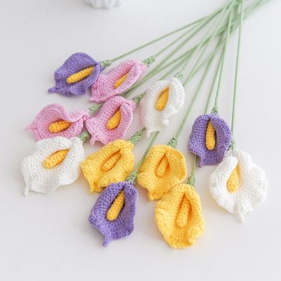 Un bon prix. Bouquet de fleurs en fils faits à la main - fleurs artificielles de lily de Calla tricotées, arrangement floral en crochet en ligne