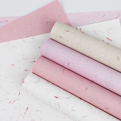 Un bon prix. Papier à pétales, papier kraft, papier d'emballage pour bouquets, matériaux de bricolage pour l'art floral, papier d'emballage pour fleurs et fournitures d'art floral pour les fleuristes en ligne