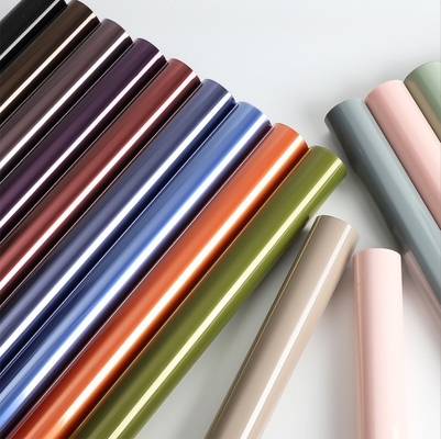 Un bon prix. Papier d'emballage étanche pour bouquets de fleurs, papier d'emballage de bonbons et papier d'emballage de cadeaux en couleur solide en ligne