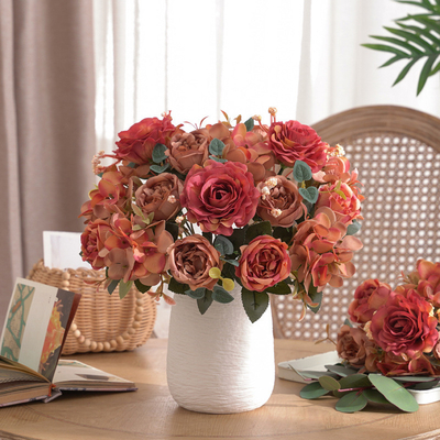 Un bon prix. Bouquets créatifs de fleurs artificielles telles que l'hibiscus et la rose, décoration de style naturel pour les tables à manger et les tables basses, et arrangements floraux en ligne