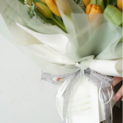 Un bon prix. Bouquets de fleurs et rubans à bords froissés parfaits pour les loisirs créatifs et l'emballage de cadeaux de fêtes, lavables et durables en ligne