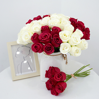 acheter Simulation de 7 têtes Rose en gros Concubine impériale Rose portable Rose Bundle Aménagement ménager Hôtel Décoration de salle de mariage online manufacture