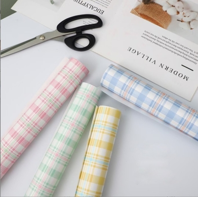 acheter Papeterie à deux couleurs à carreaux rétro Ouya enveloppée en papier de fleurs en carton enveloppement cadeau de fleurs bouquet papier d'emballage en gros online manufacture