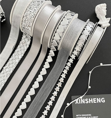 Un bon prix. Les rubans de Noël et les bouquets de fleurs de la série Silver sont parfaits pour les accessoires capillaires en ligne