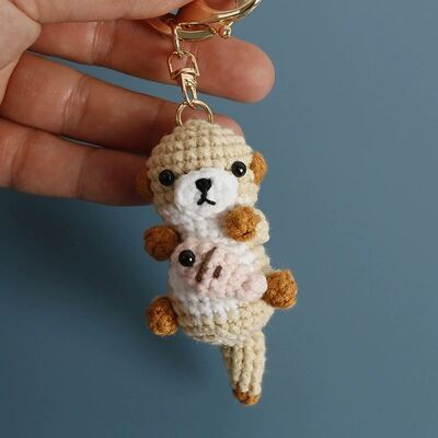 acheter Tricot Amigurumi mignon peluche loutre tenant poisson porte-clés Oyuncak Crochet animaux jouets poupée doux crochet loutre porte-clés fabrication en ligne
