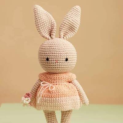 acheter Fabrique en gros rose fleur fille tricotée poupée à crochet lapin de Pâques lapin en peluche jouet animal farci en polyester coton PP fabrication en ligne