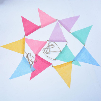 Un bon prix. Drapeaux colorés d'étamine de toile de jute pour des célébrations d'anniversaire en ligne