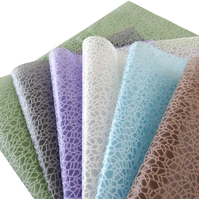 acheter Le polyester 100% 85GSM 3D a gravé pieds carrés en refief de papier de papier d'emballage d'emballage cadeau les 60 online manufacture