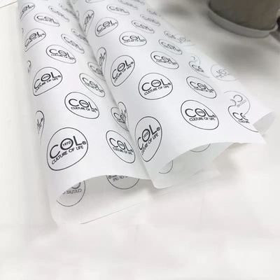 Un bon prix. Papier d'emballage de tissu adapté aux besoins du client avec le bouquet imprimé pour l'emballage de cadeau d'habillement en ligne