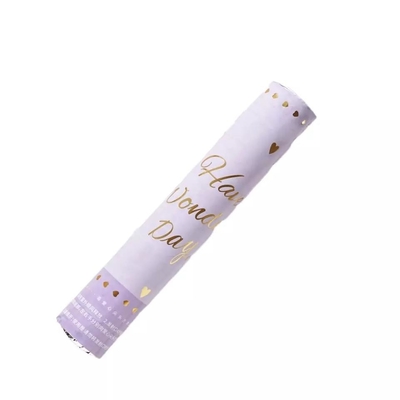 Un bon prix. Petit canon à confettis de printemps tenu dans la main pour une fête d'anniversaire en ligne