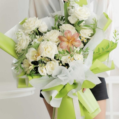 Bon prix Feuille de plastique florale adaptée aux besoins du client du papier d'emballage 58*58cm de taille pour le fleuriste Packing en ligne