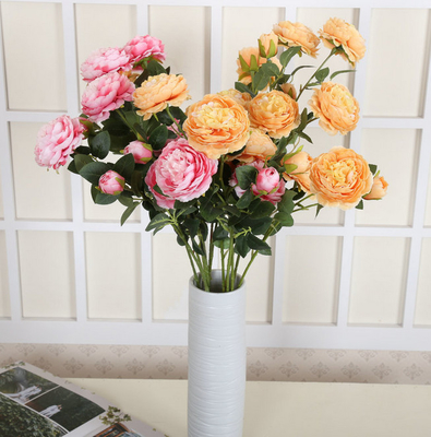 Un bon prix. Arrangements floraux en soie adaptés aux besoins du client pour la Saint-Valentin en ligne