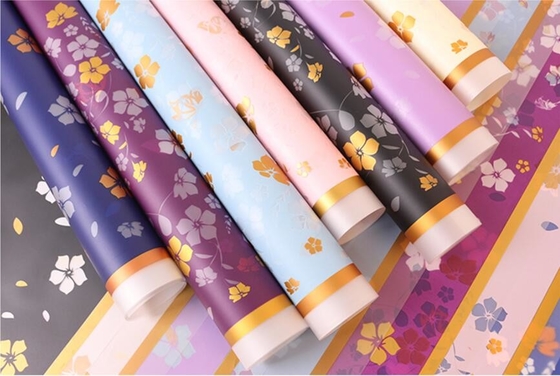 Un bon prix. Emballage en papier imprimé fleurs brillantes avec une couleur solide au-dessus du bord en ligne