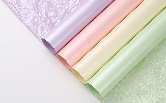 Un bon prix. Le papier d'emballage de fleurs de luxe en ligne