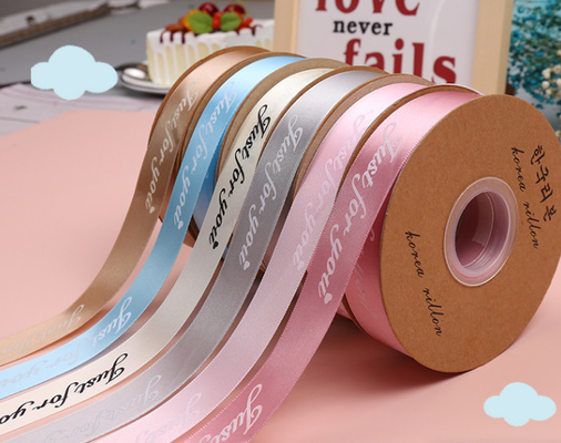 Un bon prix. Ruban polyester fleur boîte cadeau accessoires de vêtements ruban imprimé ruban 50 yards/roll 2,5 cm en ligne