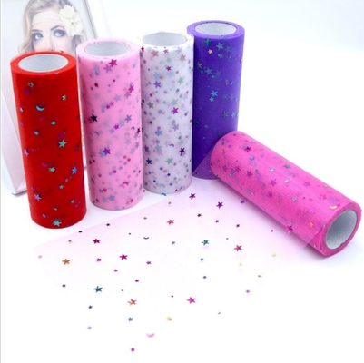 Un bon prix. Les rouleaux de tulle d'organza en polyester répondent à la fonction en ligne