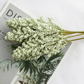Un bon prix. Des fleurs artificielles imperméables pour la décoration de la maison créent une atmosphère paisible en ligne