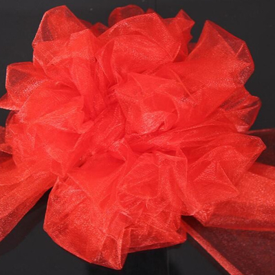 Un bon prix. Les rouleaux de tissu de l'organza sont lavés à la main ou lavés à sec en ligne