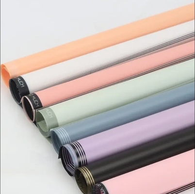 Bon prix Papier d'emballage à bord en or rayé de 57*57 cm pour l'emballage cadeau artisanal de fleurs en ligne