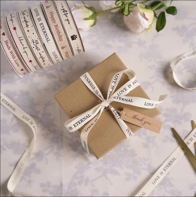 Un bon prix. Décoration personnalisée de boîtes d'emballage en coton à l'encre de hareng naturel ruban imprimé pour cadeaux et fleurs en ligne