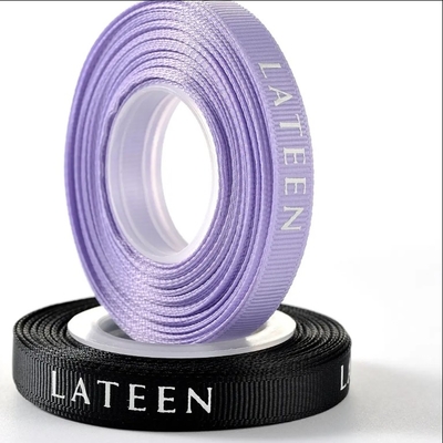 Un bon prix. Ruban de polyester à logo personnalisé pour l'emballage des cadeaux et la fabrication de la flèche en ligne