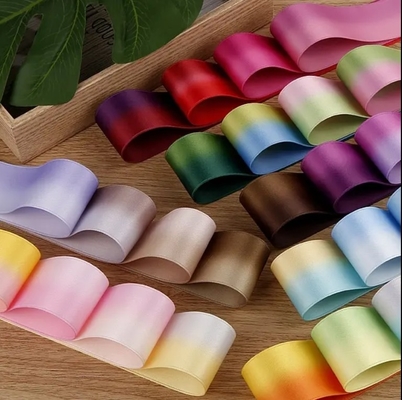Un bon prix. Polyester coton imprimé en satin ruban cheveux arcs de matériau accessoires cadeau enveloppement de fleurs en ligne