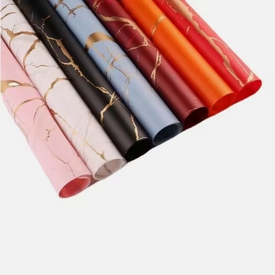 Un bon prix. papier d'emballage en or en marbre, papier d'emballage en fleurs, étanche, papier d'emballage de cadeaux en matériaux floraux en ligne