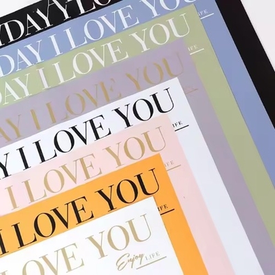 Un bon prix. Couleurs multiples Paroles anglaises Bouquet Coréen Fleur d'embrassement motif fleur Papeterie d'emballage en ligne