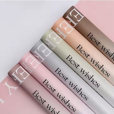 Un bon prix. Modèle alphabétique Plastique imperméable à l'eau papier d'emballage de fleurs papier d'emballage de fleurs papier d'emballage cadeau papier crépe emballage en ligne
