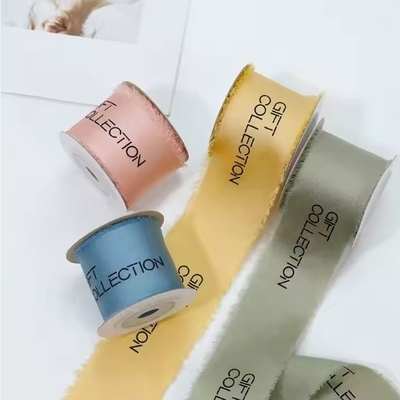 Un bon prix. Ruban satiné en chiffon imprimé à écran de soie en plusieurs couleurs pour l'enveloppe personnalisée des bords déchirés en ligne