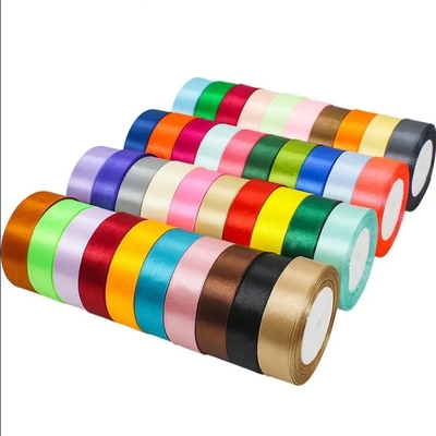 Un bon prix. Ruloir en ruban de satin en polyester en couleur solide pour l'emballage de cadeaux durable en ligne