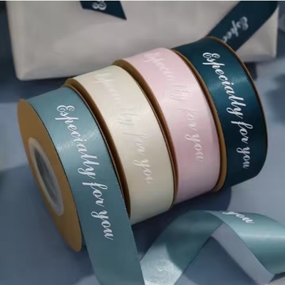 Un bon prix. Logo imprimé sur mesure en rouleau de ruban satiné estampage à chaud décoratif gros grain pour l'emballage de cadeaux en ligne