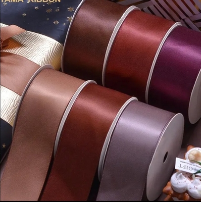 Un bon prix. Polyester double face ruban satiné lisse en couleurs solides pour l'emballage ou la décoration de cadeaux en ligne