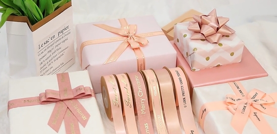 Un bon prix. Enveloppe cadeau haute ténacité ruban satiné avec logo imprimé sur mesure et feuille d'or rose en ligne